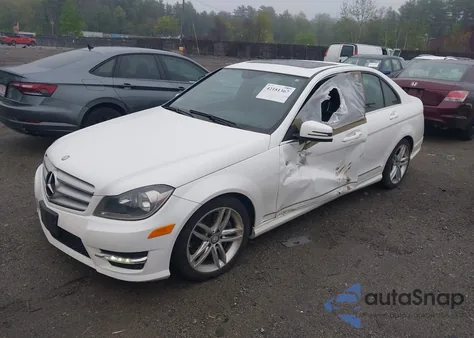 2013 Mercedes-Benz C 300 Luxury 4Matic/Sport 4Matic z USA, uszkodzony, nr VIN WDDGF8ABXDR289262